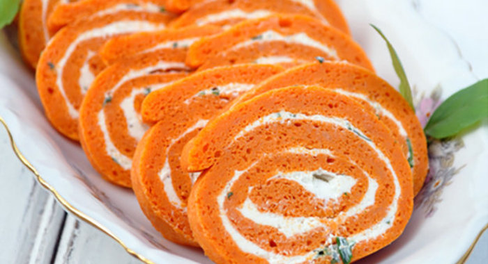 Томатные рулетики с козьим сыром