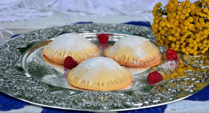 Пирожки из песочного теста с малиной