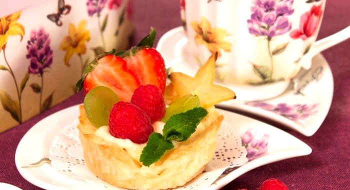 Слоеные корзинки с кремом из маскарпоне, манго и фруктами