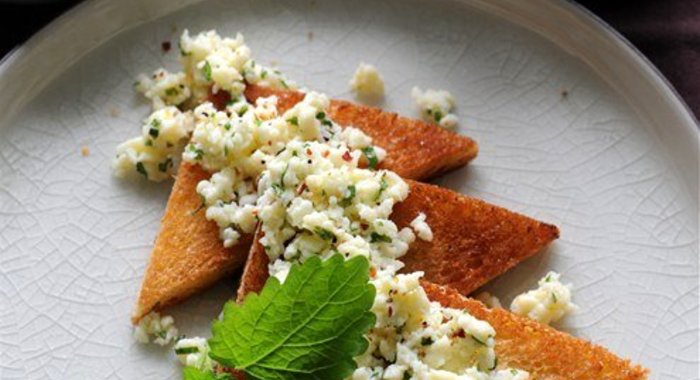 Омлет с сыром и мятой