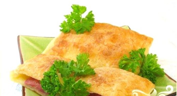 Слоеные пирожки с ветчиной и сыром