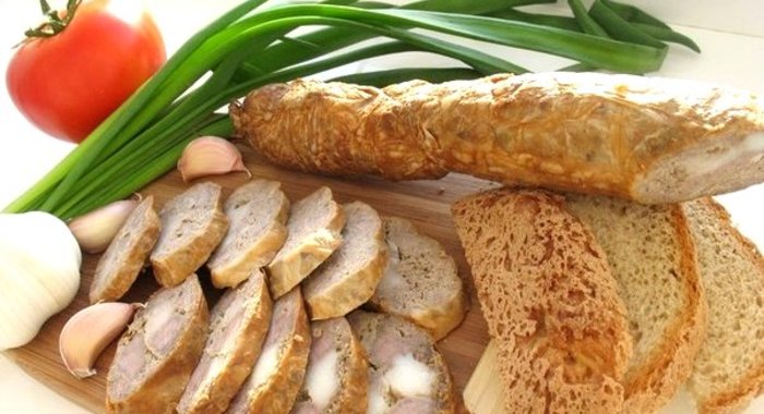 Домашняя колбаса в свиной сетке