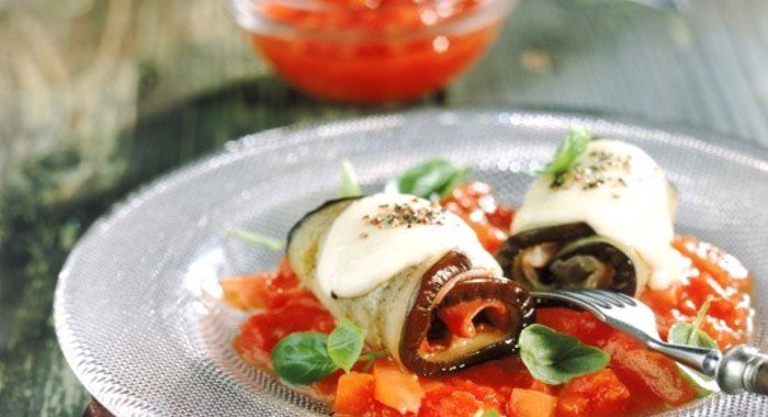 Рулеты из баклажана и моцареллы с приправой из рукколы