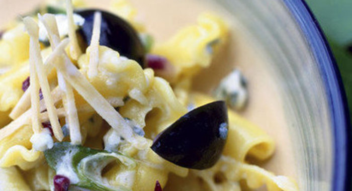Макароны с соусом из винограда и сыра