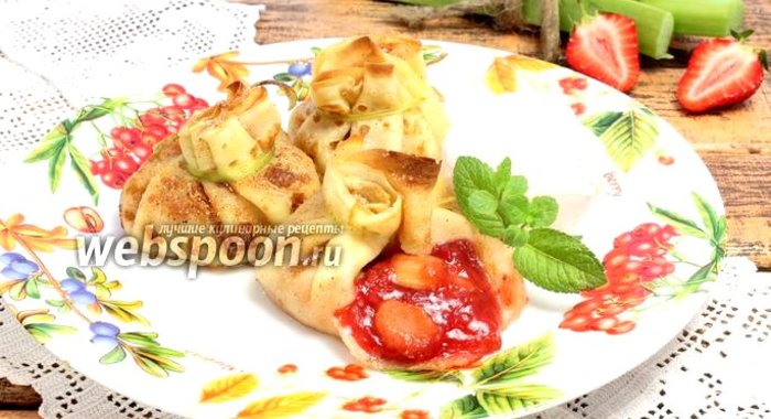 Блины с клубникой и ревенем