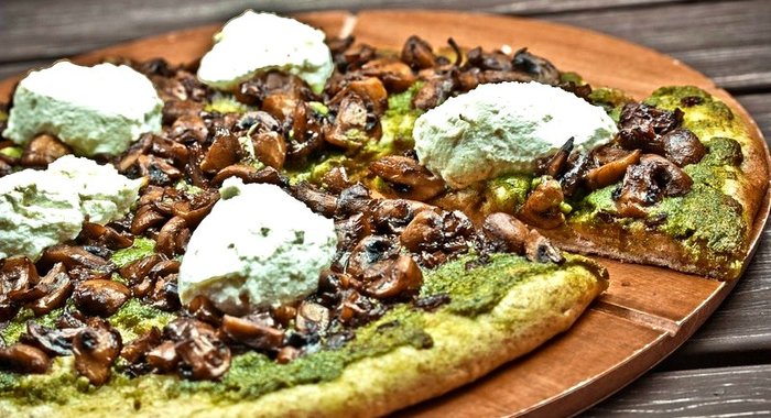 Цельнозерновая пицца с шампиньонами и рикоттой