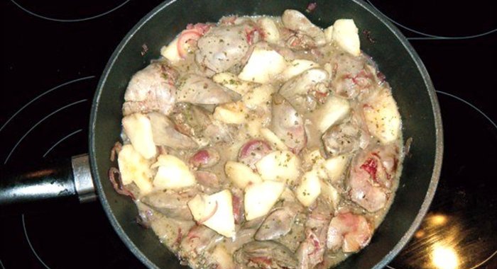 Куриная печень тушеная с яблоком и белым вином
