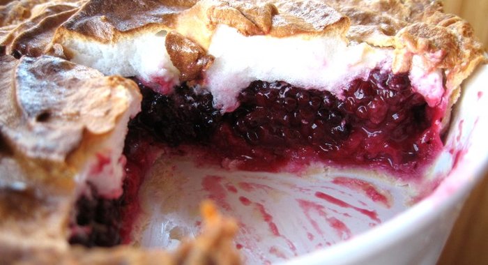 Слоеный мини-тарт с ежевикой и шапкой из запеченного белкового крема