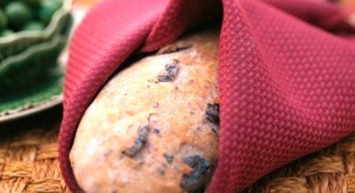 Хлеб с панчеттой, оливками и маслинами