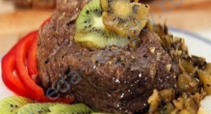 Свинина в соусе киви с вином