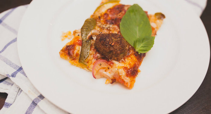 Пицца с мясной начинкой в виде говяжьих фрикаделек