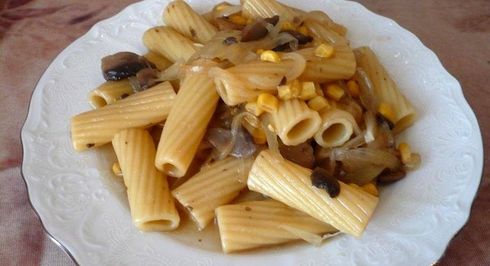 Постное рагу из макарон и кукурузы с грибами