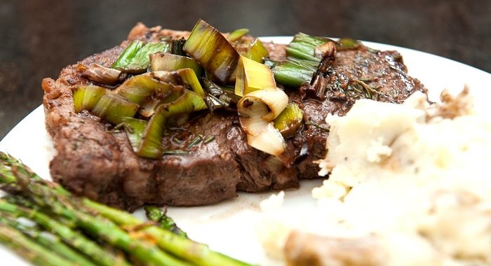 Стейк из говядины на сковороде