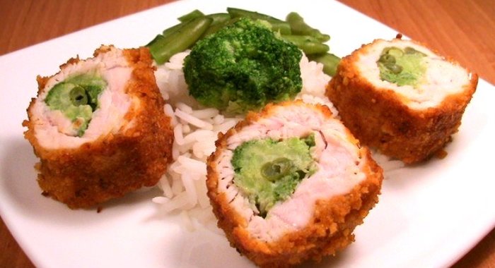 Рулетики из индейки, фаршированные брокколи и стручковой фасолью