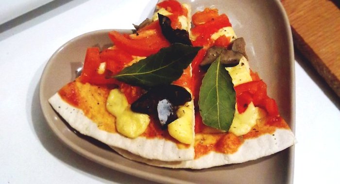 Пицца на бездрожжевом тесте с белыми маринованными грибами и гаудой