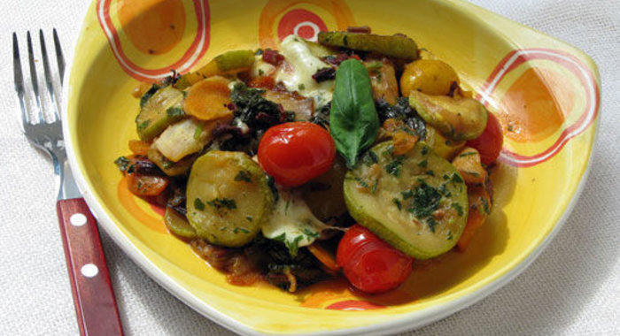 Овощное рагу с листьями свеклы и моцареллой