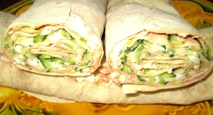 Рулет из лаваша с яйцом и огурцом