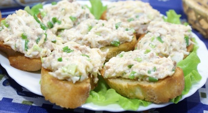 Заварные пирожные с виноградом и сливками