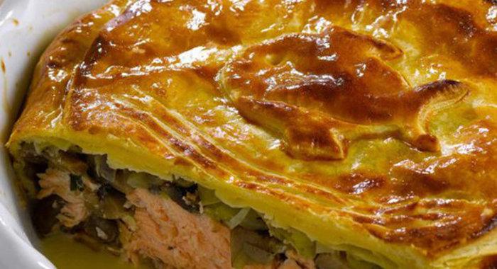 Пирог с семгой и луком-порей