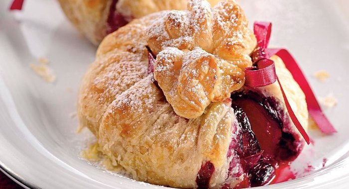 Пирожки из пьяных слив с марципаном