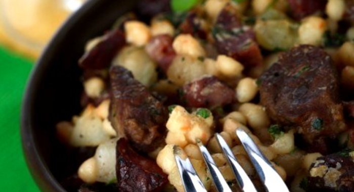 Рагу из баранины с курагой, черной смородиной и картофелем