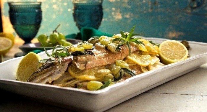 Форель, запеченная с виноградом