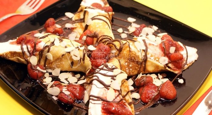 Блинчики с мороженым и клубникой