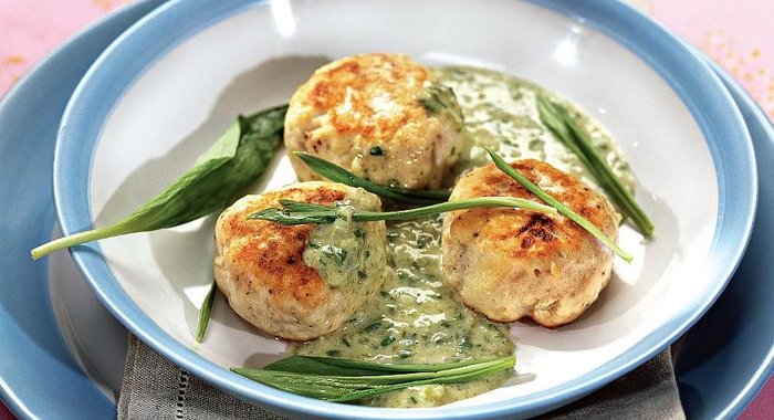 Куриные котлеты с соусом из щавеля