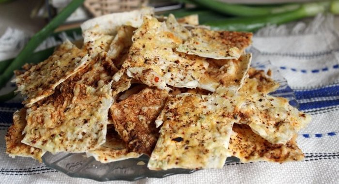 Чипсы из лаваша со сметаной и сыром