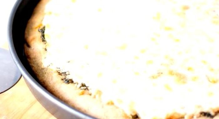 Пицца Три сыра с соусом Песто