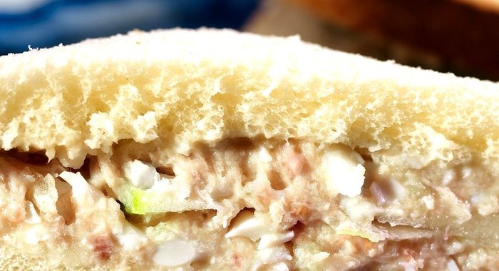 Сэндвичи на белом хлебе с форшмаком и яблоком