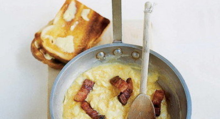 Омлет со сметаной и грудинкой