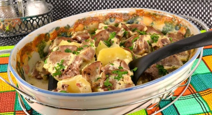 Свиной язык с картофелем запеченный в сметане