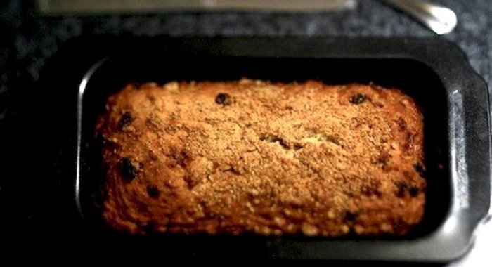 Банановый кекс с изюмом и миндалем