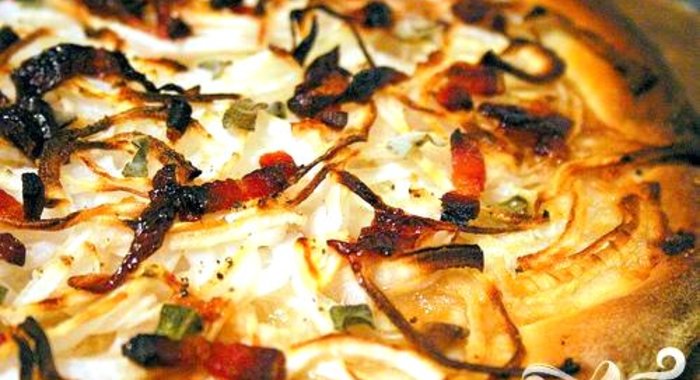 Простая пицца с луком
