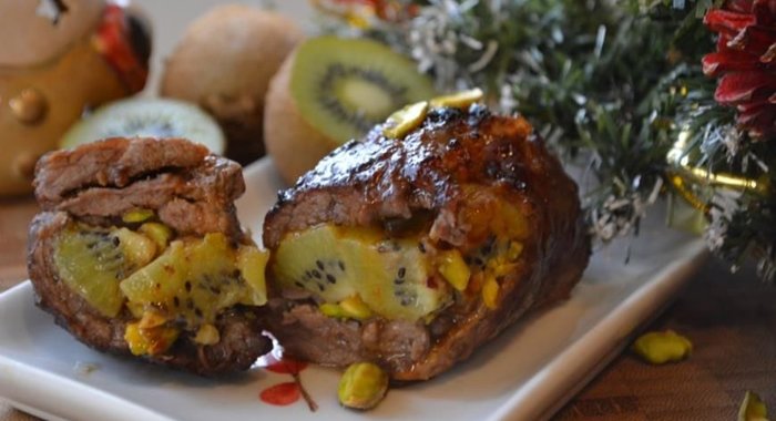 Рулет из свинины с киви и фисташками