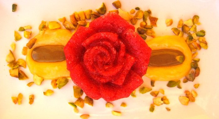 Клубничный сорбет с лимонным кремом и фисташковой пастой