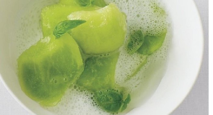 Дыня с белым игристым вином