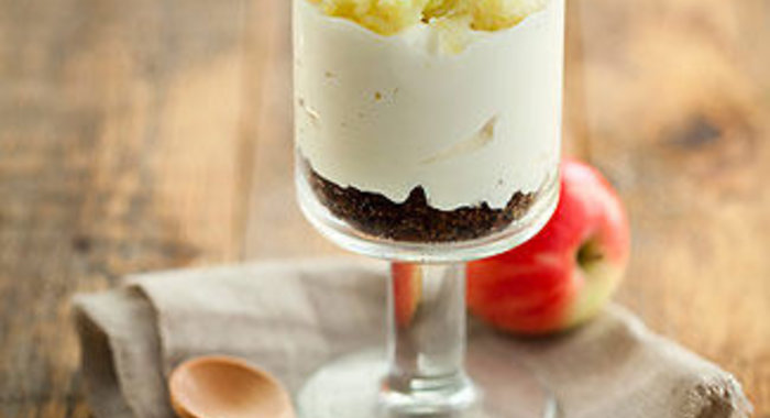 Десерт из хлеба, сливочного крема и печеных яблок