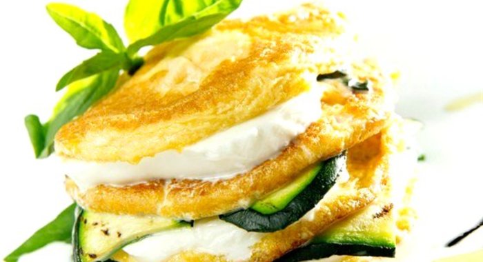 Пирамида из омлета и моцареллы