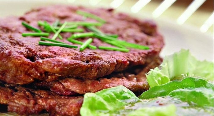 Говядина в горчичном маринаде с банановым соусом