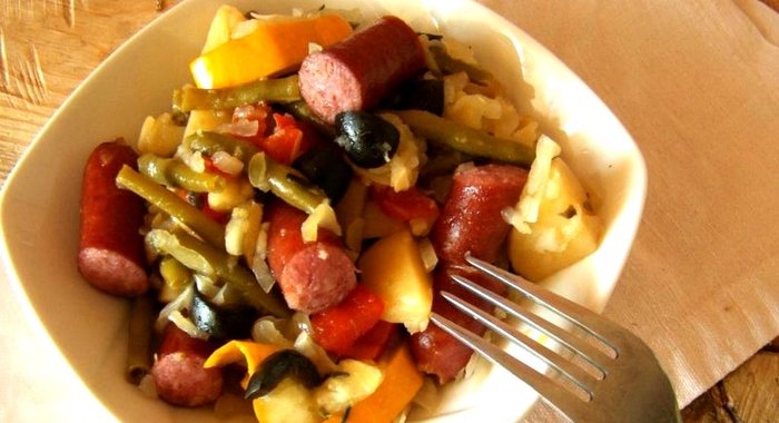 Овощное рагу с охотничьими колбасками