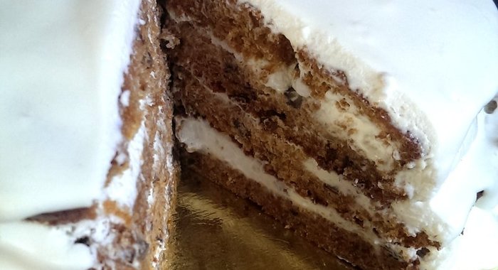 Морковный торт с грецким орехом и сливочным кремом