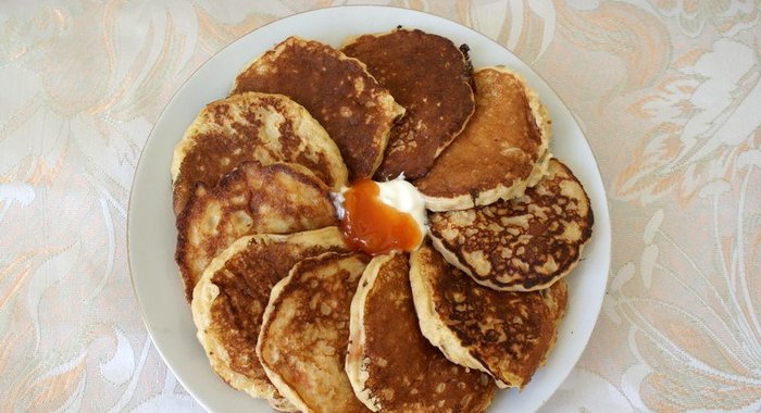 Оладьи из овсянки с абрикосовым вареньем