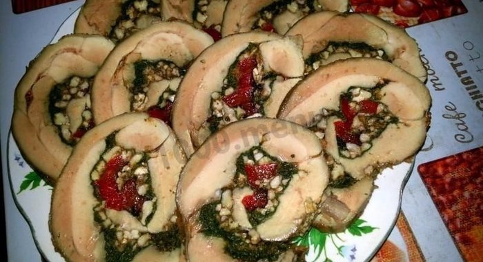 Рулет из индейки со шпинатом и орехами