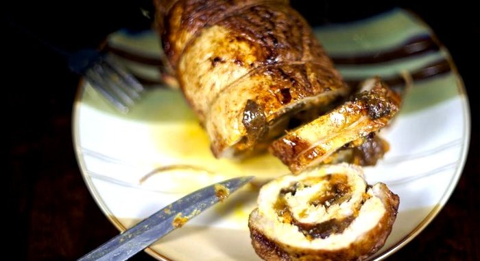 Свиной рулет с морковью и черносливом