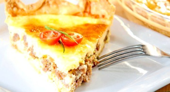 Пицца с творогом и помидорами