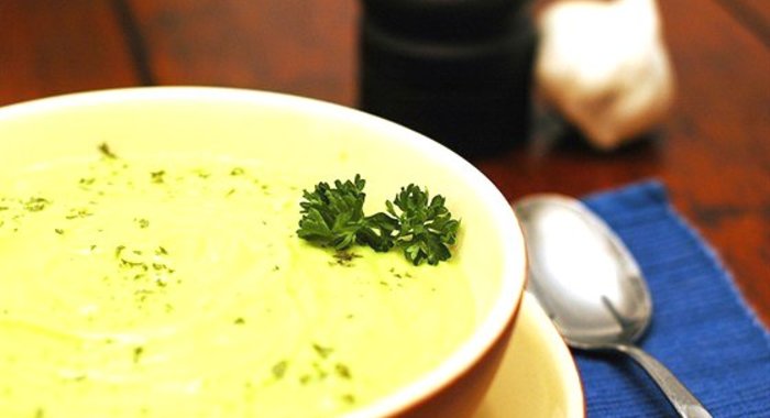 Овощной суп с сельдереем и авокадо