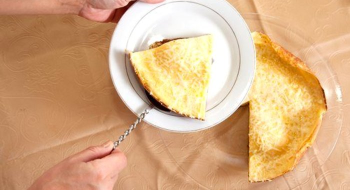 Омлет с карамелизованной грушей, горгонзолой, беконом и орехами пекан