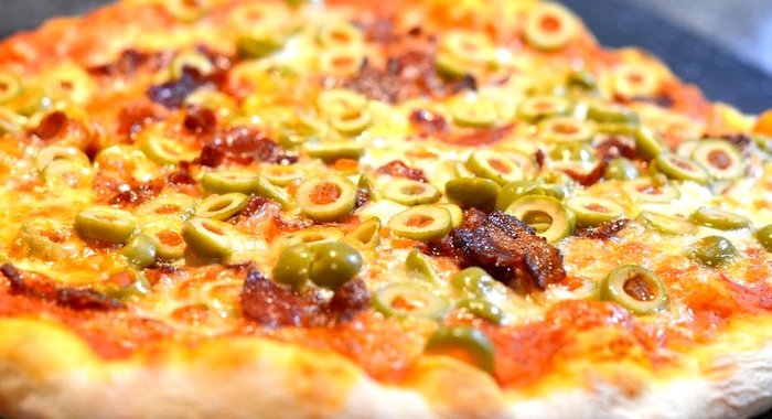 Пицца с оливками и колбасой